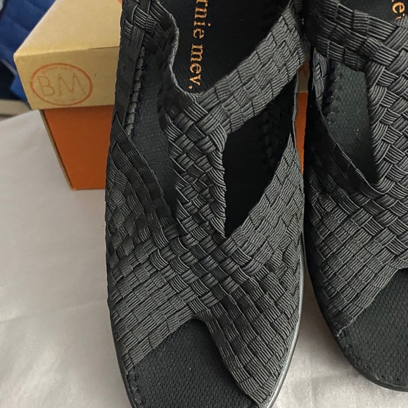 NEW IN BOX Bernie Mev Yvonne Black Woven Peep-Toe Wedge ShoesWo size 10(EU41) - Picture 7 of 10